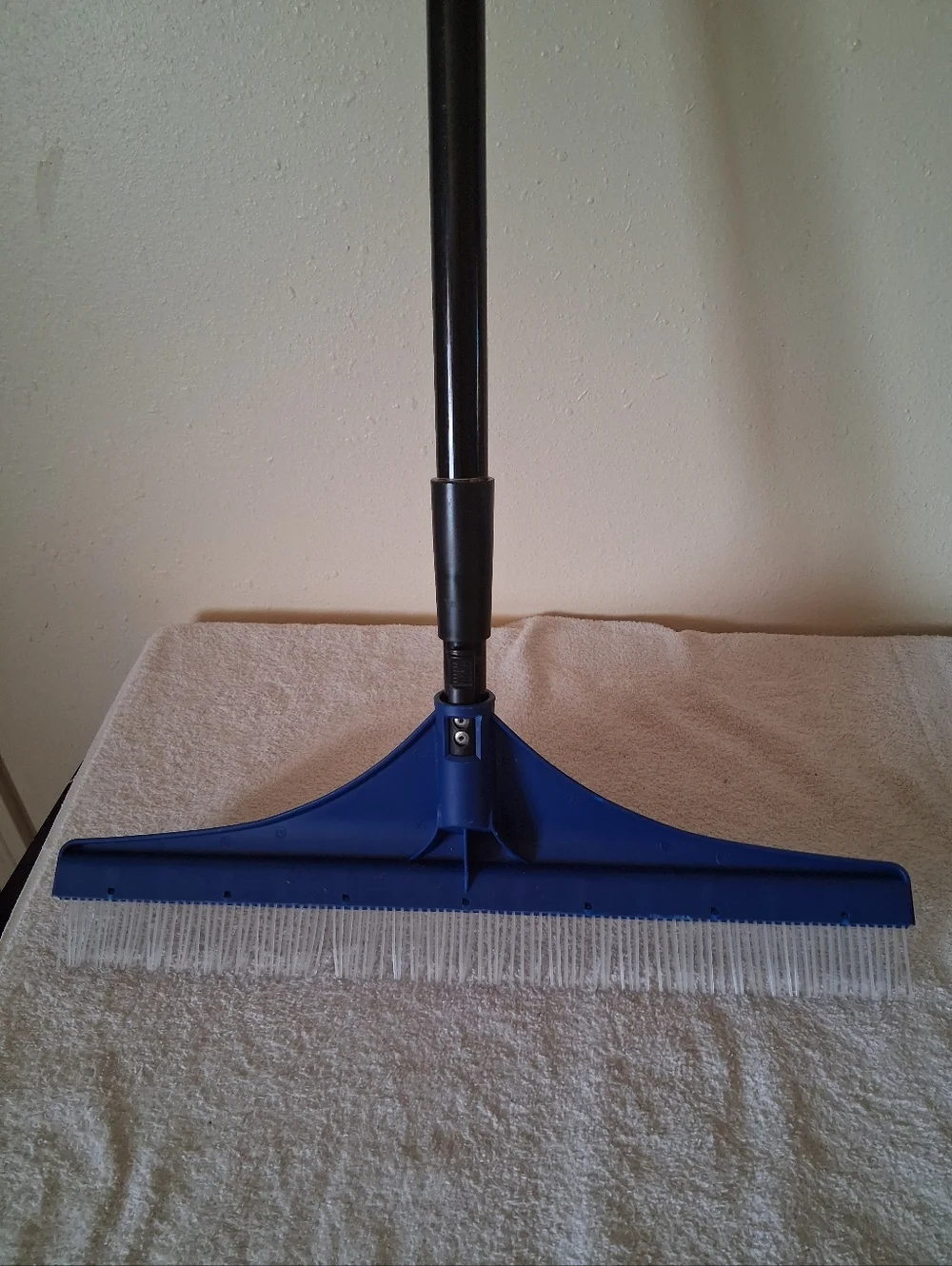 New 18" Carpet Rake 51" Telescope Handle Plastic Light Weight Black Blue Nwot - Picture 1 of 8
